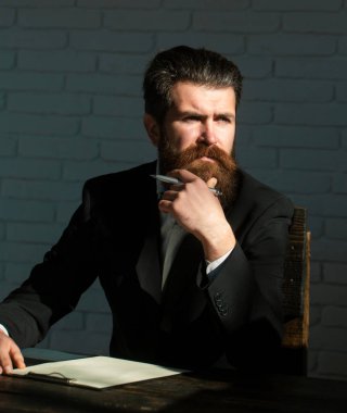 Sınıfta bir öğretmenin ya da profesörün portresi. Ciddi, olgun bir öğretmeni tatmin ettim. Olgun profesör, orta yaşlı öğretmen. Öğretmenler Günü