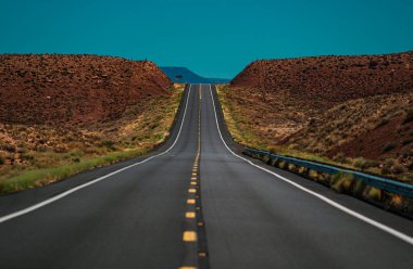 Amerikan yol gezisi. Boş yolu olan panoramik ufuk çizgisi