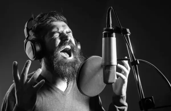 Cantante Con Auriculares Está Interpretando Una Canción Con Micrófono Mientras — Foto de Stock