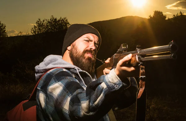 Bearded Hunter Man Holding Gun Walking Forest Rifle Hunter Silhouetted — Stock Photo, Image