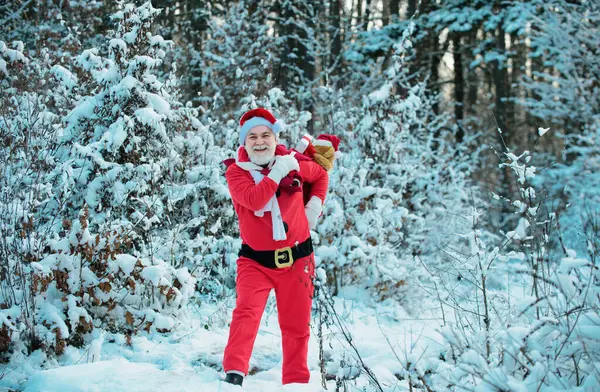 Santa Claus Caminando Hacia Bosque Invierno Con Una Bolsa Regalos —  Fotos de Stock