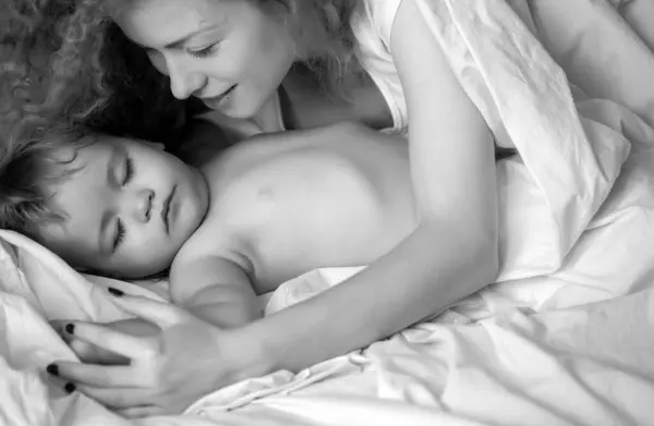 母親と赤ん坊が寝ている ベッドタイム 子供時代と家族のコンセプト クローズアップ屋内肖像画 — ストック写真