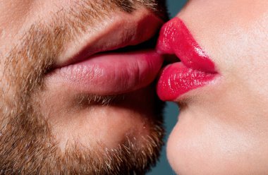 Seksi çift dudakları öpüyor. Tatmin olmuş ve romantik anın tadını çıkarıyor. Tutkulu azgın aşıklar öpüşüyor ve zevk alıyorlar.
