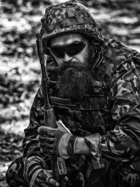 Ukrayna savaşı. Yorgun asker. Askeri çatışma, jeopolitik kavram. Tüfekli ve miğferli asker.