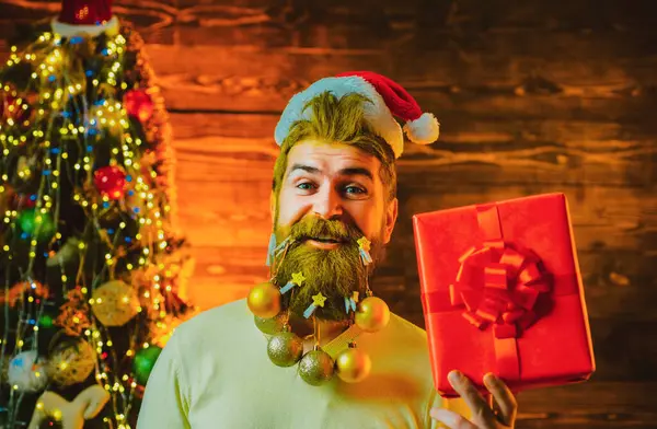 送礼物新年 圣诞卡 希斯特现代圣诞老人祝圣诞快乐 木制背景上摆着长胡子的造型圣诞老人 — 图库照片