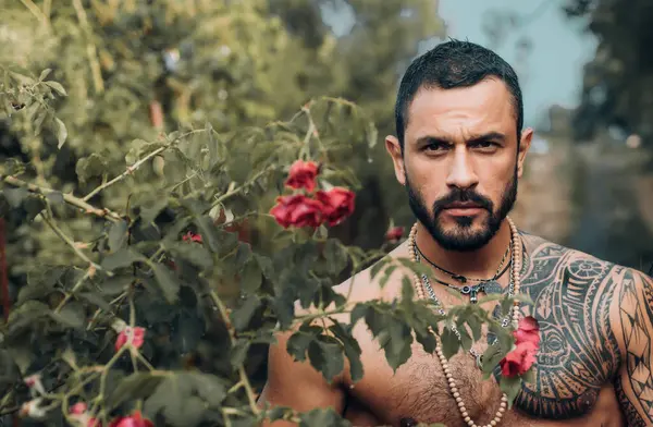 stock image Handsome muscular latinos man ready to Happy Valentines Day. Man in red roses and women.