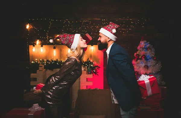 Öpüşme Zamanı Mutlu Noeller Mutlu Yıllar Birbirine Aşık Noel Çifti — Stok fotoğraf