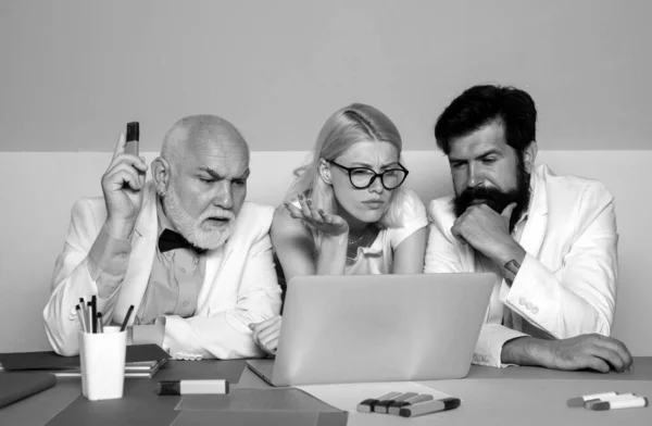 Homens Negócios Sérios Grupo Empresários Analisando Discutindo Durante Uma Reunião — Fotografia de Stock