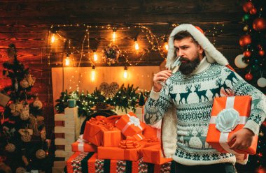 Noel Baba mutlu noeller diliyor. Şükran Günü ve Noel. Hediyeler. Yeni yıl konsepti. Yeni yıl partisi