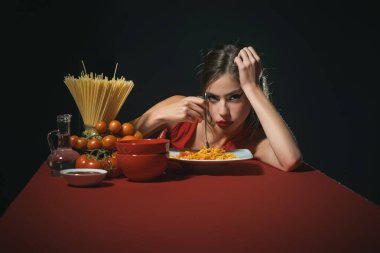 Seksi makarna. İtalya 'dan yemek. Sexy Spagetti. Makarna yiyen seksi kız. Şehvetli kadınlar lezzetli makarna yer. Spagetti bolonez. Makarnalı güzel bir kadın, seksi bir mutfak.