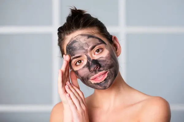 Maska Obličeje Péče Pleť Žena Používající Černou Hliněnou Masku Izolovanou — Stock fotografie