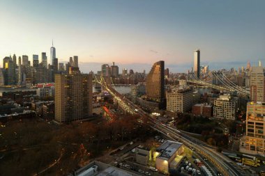 Dron 'dan NYC' ye. Brooklyn Midtown ufuk çizgisi Hudson Nehri üzerinde, New York. New York 'taki Aerial Brooklyn Köprüsü. New York 'un Brooklyn Binaları' nın en iyi manzarası. Tarihsel Ünlü Brooklyn, NYC