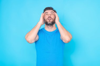 Elleri çenesinde soru sormayı düşünen, düşünceli bir adam. Düşünceli erkek yüzü. Şüphe, düşünür. Düşünceli düşünceli adam. İnsan yüzü ifadeleri, duyguları ve duyguları. Şüpheci ifade