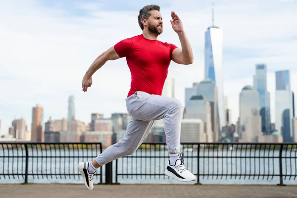 逃げる ニューヨーク市で走る男 — ストック写真