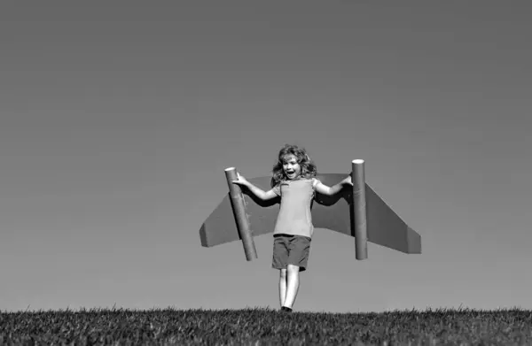 子供の想像力 屋外で楽しんで紙の翼を持つ子供のパイロット 夏休みと旅行のコンセプト おもちゃのジェットパックを持つ男の子操縦の夢 指導者 勝者の概念 — ストック写真