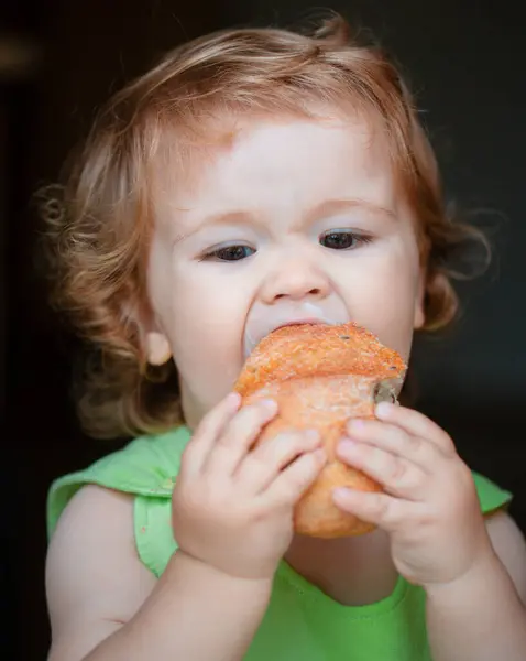 可爱的小男孩非常贪婪地吃着一块白面包 饥饿而快乐 — 图库照片
