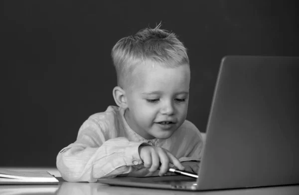 Dzieciak Podstawówki Pracujący Klasie Komputerowej Zabawny Blond Uczeń Tablicy — Zdjęcie stockowe