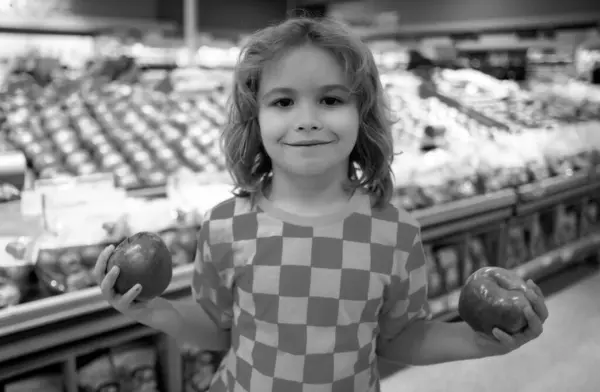 孩子们在杂货店里吃苹果果 食品店或超级市场中儿童的画像 小孩子去买东西 儿童健康食品 — 图库照片