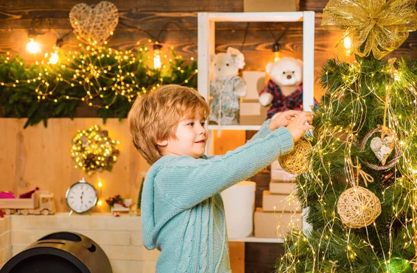 クリスマスツリーの前でクリスマスの泡を保持する幸せな子供 小さな子供の男の子は新年について満足しています クリスマスの準備 — ストック写真