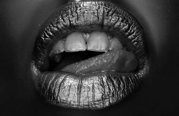 Złote Usta Złota Farba Ust Złote Usta Ustach Kobiety Makijażem — Zdjęcie stockowe
