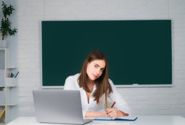 Sınıfta okuyan genç bir üniversite öğrencisinin portresi.