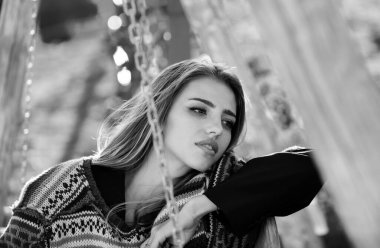 Muhteşem, rüya gibi, esmer, güzel bir kadının portresi. Özgürlüğün tadını çıkaran ve tasasız hisseden genç bir kadın. Güneşli, neşeli bir yaz günü