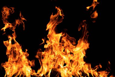 Yangın alevleri siyah arka planda izole edildi. Ateş yakma alevi izole, yanan sanat tasarımı kavramı ve metin için boşluk