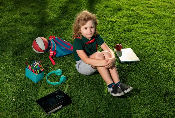 公園でオンライン屋外で勉強する子供 自然の中で勉強する オンラインスクールクラス — ストック写真
