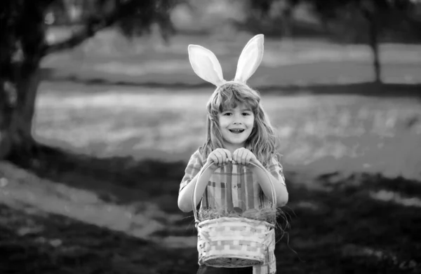 Veselé Velikonoce Pro Děti Chlapec Králičím Kostýmu Králičími Ušima Lovící — Stock fotografie
