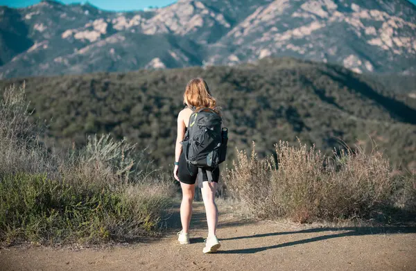 Bastante Chica Excursionista Senderismo Verano Vestido Viaje Con Mochila Montaña — Foto de Stock