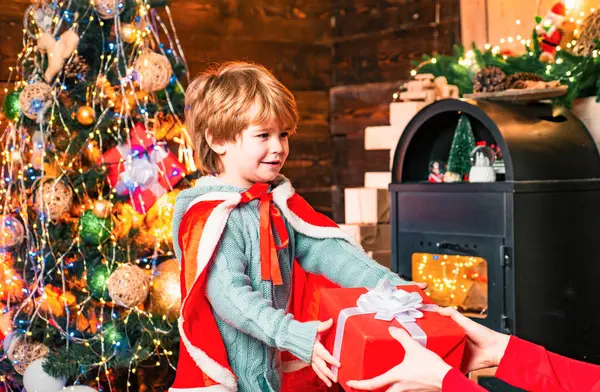 Kleiner Kleiner Junge Der Ein Neujahrsgeschenk Weihnachtlich Dekorierten Innenraum Erhält — Stockfoto