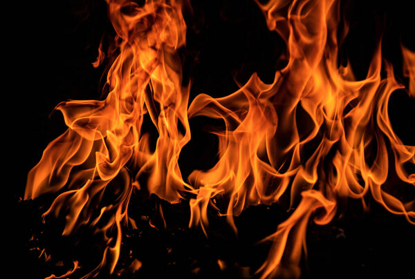 Огонь пылает пламенем на черном фоне. Огонь горит пламенем изолированной, абстрактной текстурой. Пылающий взрыв с эффектом горения. Огненные обои, абстрактный рисунок