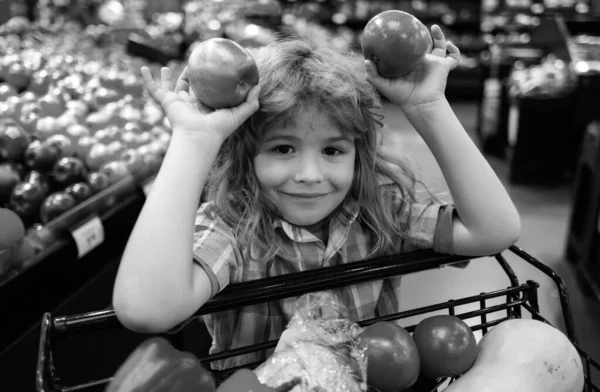 Niño Eligiendo Una Manzana Una Tienda Gracioso Niño Sonríe Sostiene —  Fotos de Stock