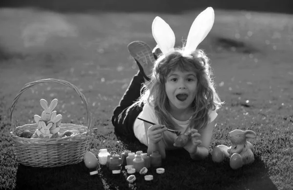 Junge Mit Ostereiern Und Hasenohren Die Draußen Eier Bemalen Nettes — Stockfoto