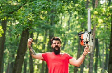 Elektrikli testere. Oduncu oduncu. Ormanda testere ile kereste işçisi. Günlük Kaydı