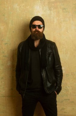 Acımasız bir adam, yakışıklı erkek modelin ciddi yüzü, erkek gücü kavramı ve güçlü. Moda erkek modeli, moda tarzı. Sakallı hippi.