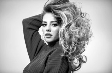 Güzellik salonuna kadın yüzü. Doğal saçlı güzel bir kızın portresi. Kadın portresi. Genç ve güzel bir kadının portresi