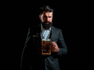 Bira bardağı tutan mutlu bira üreticisi. Bira iç.