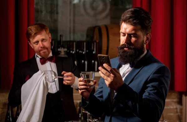 バーでヒップスター バーテンダーのアルコール飲料 古い伝統的なウィスキーを飲む カウンターのバーマン — ストック写真
