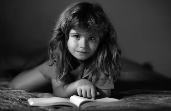 Des Enfants Lisant Des Livres Enfant Lisant Livre Lit Avant — Photo