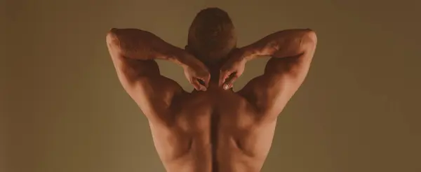 Stark Och Kraftfull Man Muskulös Tillbaka Brun Bakgrund Atletisk Bodybuilder — Stockfoto