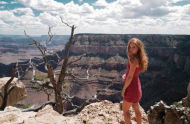 Grand Canyon 'da zarif bir kadın. Genç kadın, Amerikan ulusal parkının dramatik manzarasının tadını çıkarıyor. Seyahat ve macera konsepti