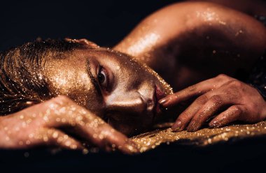 Saf altın. Vogue ve cazibe konsepti. Altın ten. Seksi kız makyajla yüz yüze vücut sanatı metalleşmiş renkte. Spa sağlığı. Zenginlik ve refah. Altın maske. Lüks güzellik prosedürü. Altın kadın dinleniyor.