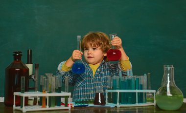 Okula geri dön. Okula geri döndü ve mutlu zaman Kid tahta arka planda sınıfta öğreniyor. Deney. Ortaokul kimyası. Okul öncesi.