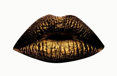 Altın dudaklar beyaza yakın izole edilmiş. Altın metal dudak. Güzel makyaj. Güzel kadın ağzında altın sanat dudak parlatıcısı, yakın çekim makro.