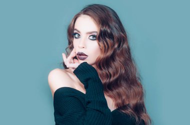 Güzel model kız yüzü. Güzel kadın sağlıklı ten konsepti doğal makyaj. Moda ve güzellik