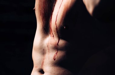 Ölüler Günü. Halloween. Spor ve sağlıklı yiyecekler, Cadılar Bayramı kalıbı. Korku ile Korkunç yüz adam Balkabağı baş jack fener tutarak makyaj. Korkunç zombi balkabağı ile sokakta