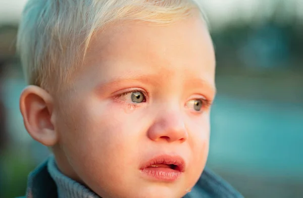 Niño Con Lágrimas Cerca Fondo Desenfocado Bebé Triste Emocional Cara — Foto de Stock