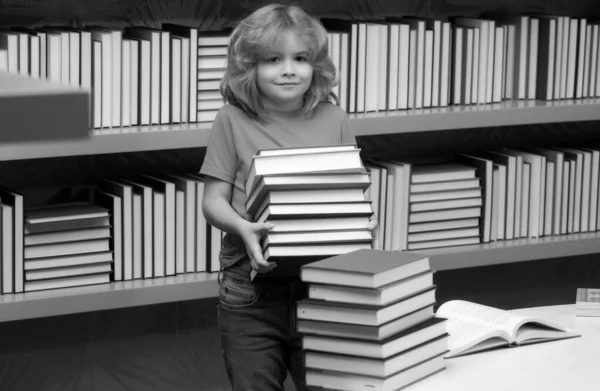 Školák Hromadou Knih Knihovně Školní Výuka Dětí Třídě Studium Angličtiny — Stock fotografie