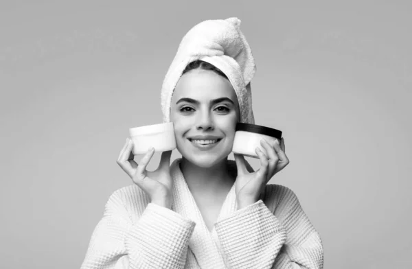 Vacker Leende Flicka Med Ren Hud Föreslår Kosmetika Produkt Gester — Stockfoto